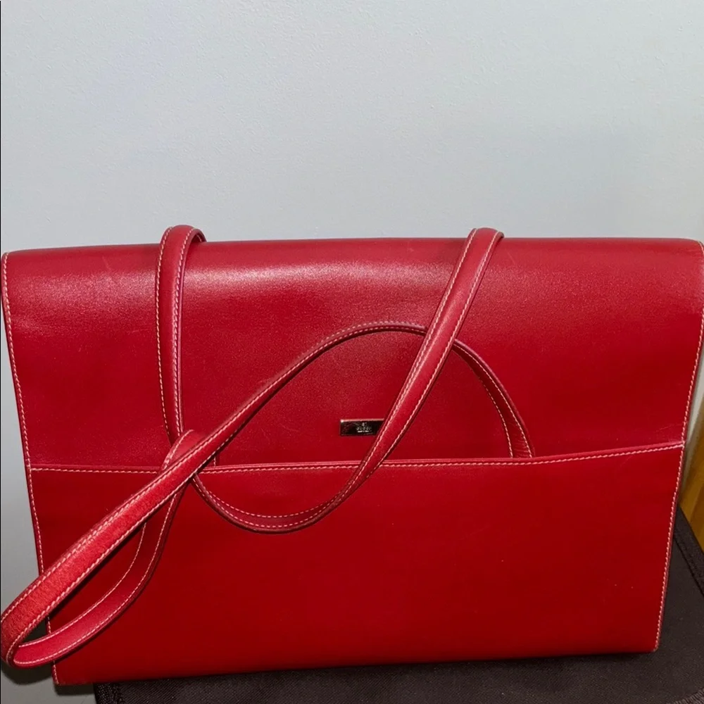 Gucci Red Clutch with Gold Clasp and Structured Design - Picture 3 of 3